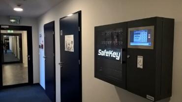 Inteligentní elektronický depozitní sejf na klíče SafeKey 100 card reader